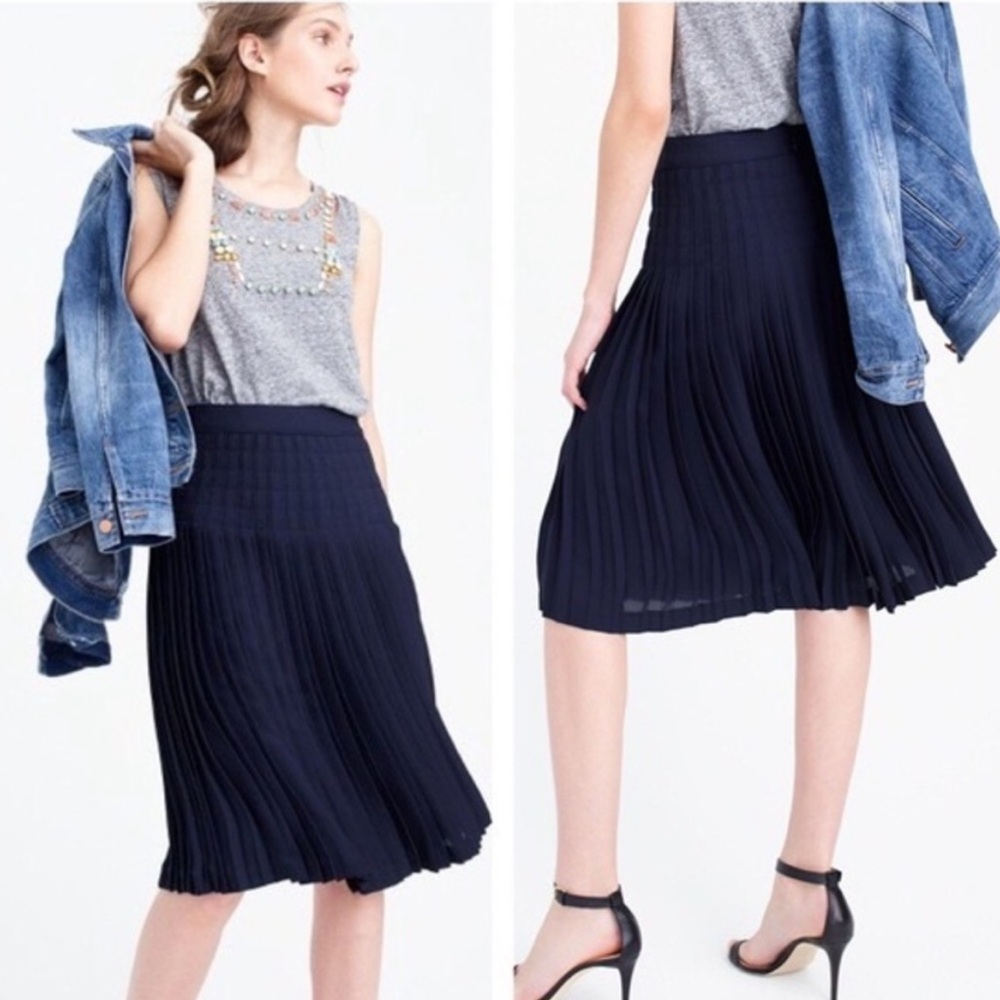 J. Crew (NWOT) Pleated Skirt in Navy Size 00